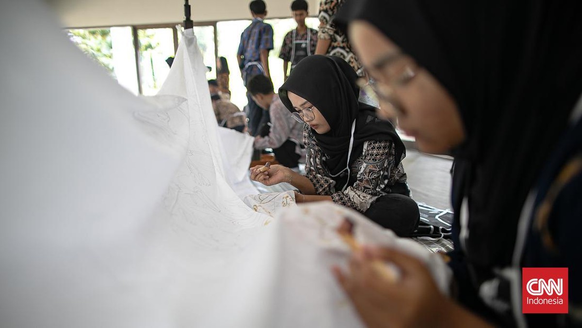 FOTO: Belajar Mencanting Merayakan Hari Batik Nasional