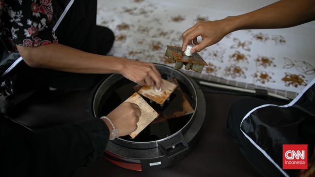 Berdasarkan metode pembuatan, ada beberapa jenis batik yang populer, seperti batik tulis, cap, dan print. Lantas, apa bedanya?