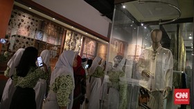 FOTO: Belajar Mencanting Merayakan Hari Batik Nasional