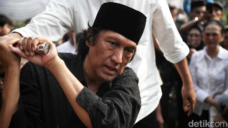 Momen Sedih Saat Jenazah Marissa Haque Dimakamkan Jenazah Marissa Haque akhirnya dimakamkan di TPU Tanah Kusir, Jakarta Selatan. Begini prosesnya.
