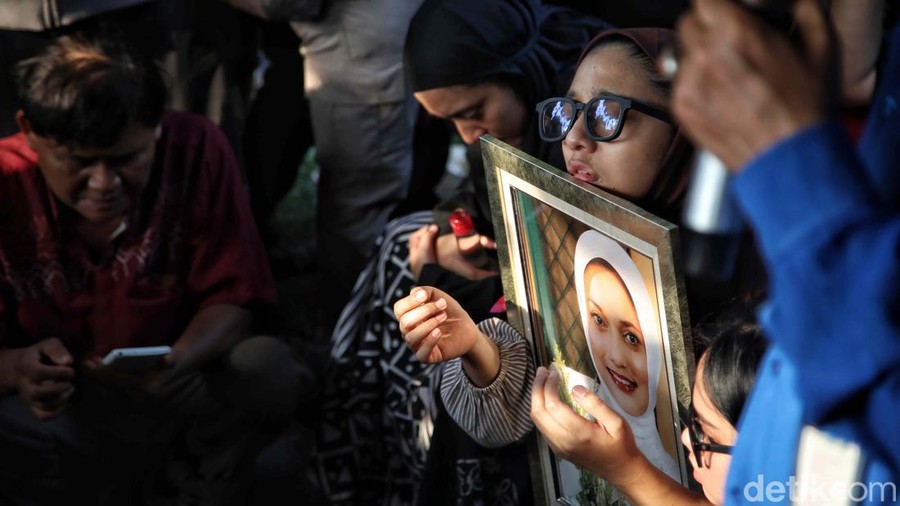 Momen Sedih Saat Jenazah Marissa Haque Dimakamkan Jenazah Marissa Haque akhirnya dimakamkan di TPU Tanah Kusir, Jakarta Selatan. Begini prosesnya.