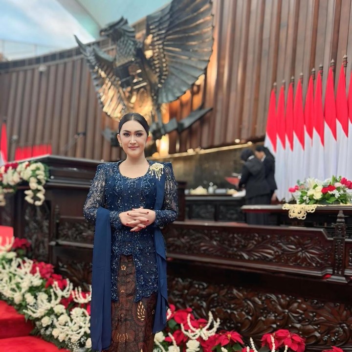 <p>Terakhir ada Nafa Urbach. Bunda seorang anak ini juga membagikan potret momen pelantikannya di Instagram. Lewat postingan itu, ia mengucap syukur pada Tuhan Yang Maha Esa. "Puji Tuhan <em>praise the LORD almighty</em> , hari yang bersejarah dimana kt tdk hanya bersumpah kepada rakyat tapi juga bersumpah kepada Tuhan yg maha ESA," ucapnya. (Foto: Instgaram @nafaurbach)</p>