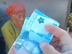 Viral Nenek Pedagang Pisang di Pasar Blega Bangkalan Tertipu Uang Palsu