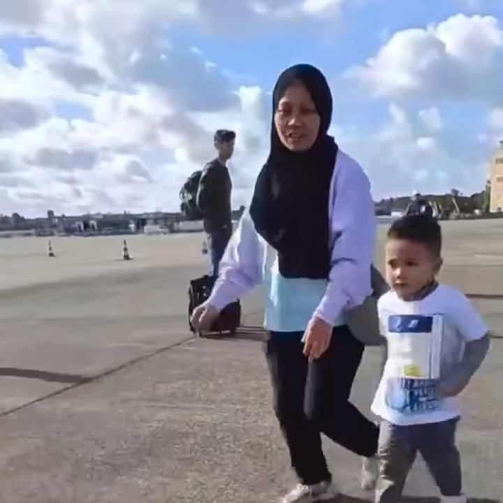 <p>Meski mengikuti kompetisi yang sama, Rayyanza berada pada jalur yang berbeda. Dirinya berlari bersama anak-anak lainnya didampingi oleh sang <em>babysitter</em>. (Foto: Instagram: @raffinagita1717)</p>