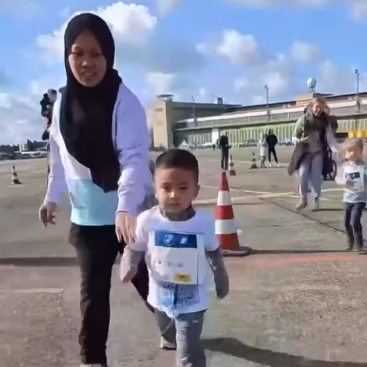 <p>Rayyanza sendiri terlihat menggemaskan dengan baju dan celana panjang warna abu-abunya. Penampilannya terlihat semakin lengkap dengan sepatu warna putih. (Foto: Instagram: @raffinagita1717)</p>