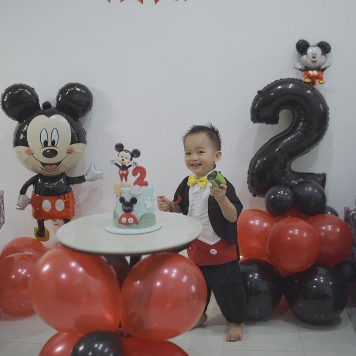 <p>Avery juga mendapatkan kue ulang tahun mini dengan karakter Mickey Mouse di atasnya. Terdapat pula angka dua serta dua buah lilin yang menyala. (Foto: Instagram: @stellacor)</p>