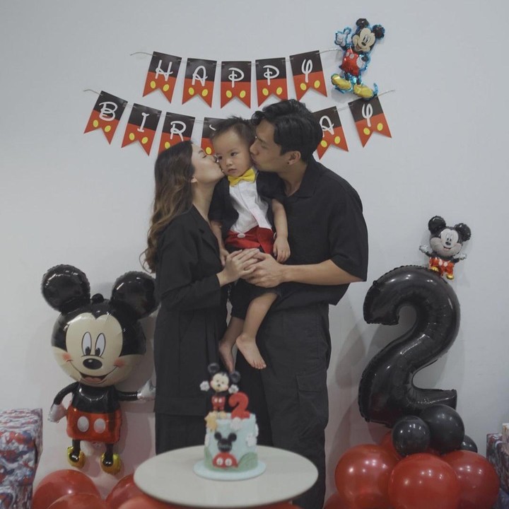 <p>Avery terlihat menggemaskan dengan mengenakan baju khas Mickey Mouse, Bunda. Sementara itu, kedua orang tuanya kompak memakai pakaian serba hitam. (Foto: Instagram: @stellacor)</p>