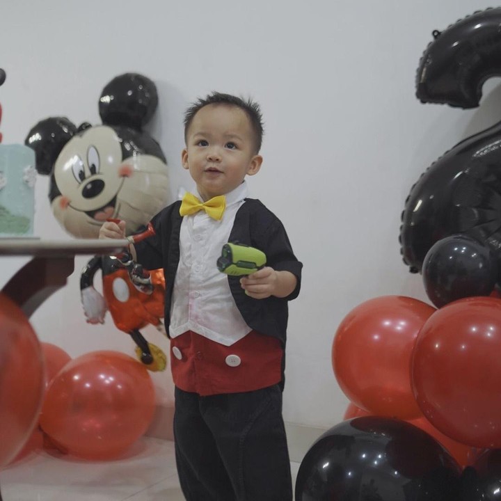 <p>"<em>Happy birthday</em> Avery. Semoga semakin pintar, sehat, dan bahagia bersama keluarga. Aminnn," kata seorang netizen. "<em>Happy birthday</em> Avery. Tuhan Yesus berkati sehat-sehat selalu dalam tumbuh kembang yang ada, semakin pintar, dan menjadi anak yang membanggakan orang tua, keluarga, terlebih Tuhan Yesus," ujar netizen lainnya. (Foto: Instagram: @stellacor)</p>