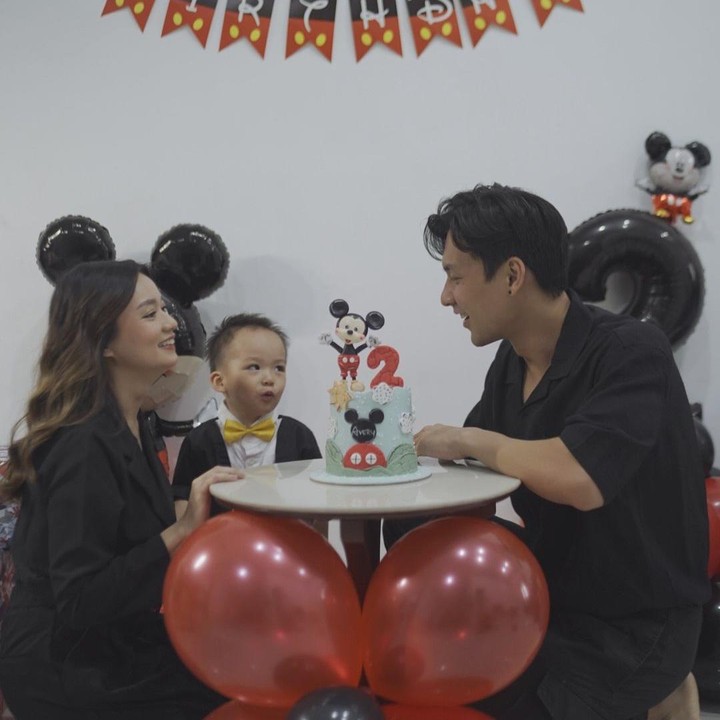 <p>Dalam rangka merayakan ulang tahun sang putra, Stella dan Fendy membuat pesta ulang tahun yang sederhana. Perayaan ini digelar dengan tema Mickey Mouse. (Foto: Instagram: @stellacor)</p>