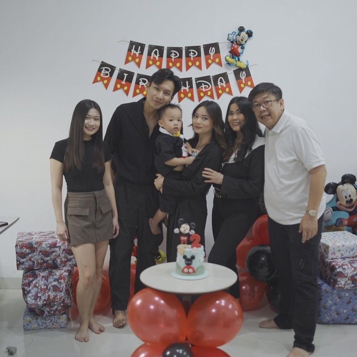<p>Putra Stella Cornelia dan Fendy Chow, Avery Stefen Chow, lahir pada 1 Oktober 2022, Bunda. Avery baru saja berulang tahun yang kedua. (Foto: Instagram: @stellacor)</p>