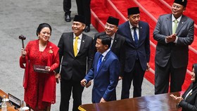 FOTO: Wajah Baru DPR Hingga Debat Perdana Pilgub DKI