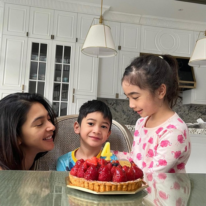 <p>Putra bungsunya, Rasheed Ravindra Radinal lahir pada 5 Oktober 2019. Ia tumbuh menjadi anak laki-laki yang aktif dan ceria, Bunda. (Foto: Instagram @nsyakieb85)</p>