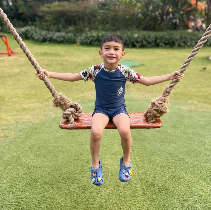 <p>Tumbuh semakin besar, paras Rasheed terlihat semakin tampan, Bunda. Ia mewarisi ketampanan dari sang Ayah, nih. (Foto: Instagram @nsyakieb85)</p>