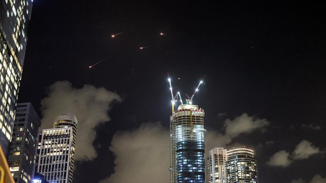 Iran Hujani Rudal, Gedung Pencakar Langit Israel Berguncang Keras Sejumlah gedung pencakar langit di Tel Aviv berguncang usai serangan balasan Iran ke Israel.