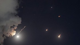 Israel Dihujani Rudal Iran, Pasukan Zionis Tetap Bom Lebanon-Palestina