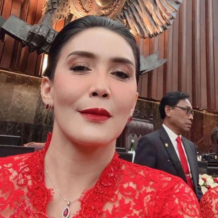<p>Selanjutnya<em>,</em> ada Rieke Diah Pitaloka. Lewat postingan Instagram, bintang <em>Bajaj Bajuri</em> ini mengucapkan terima kasih pada masyarakat daerah pilihnya dan berharap bisa amanah mengemban amanah tersebut. "Terima kasih untuk rakyat di Kab. Bekasi, Kab. Karawang, Kab. Purwakarta, yang tetap memilih aku, meskipun aku tidak <em>'nyawer'.</em> InsyaAllah suara rakyat yang diamanahkan kepada ku, akan dedikasikan untuk perjuangan rakyat di seluruh Indonesia," tulisnya. (Foto: Instagram @riekediahp)<br /><br /><br /></p>