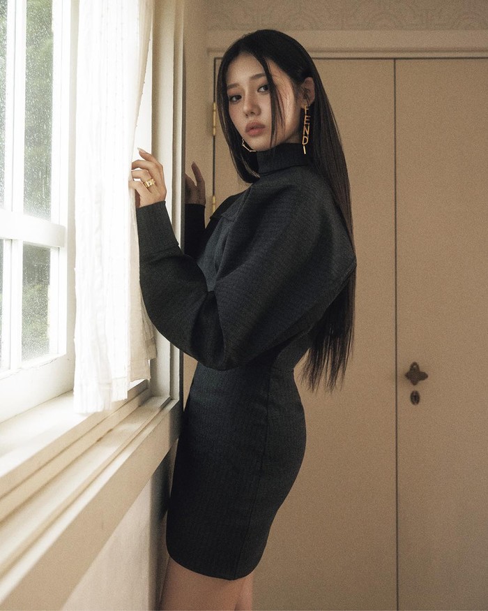 Rora, anggota BABYMONSTER kedua termuda setelah Chiquita, menunjukkan sisi dirinya yang lebih dewasa dengan mengenakan turtleneck dress berwarna hitam. Penampilannya disempurnakan dengan perhiasan emas yang elegan. / Foto: instagram.com/nylonjapan