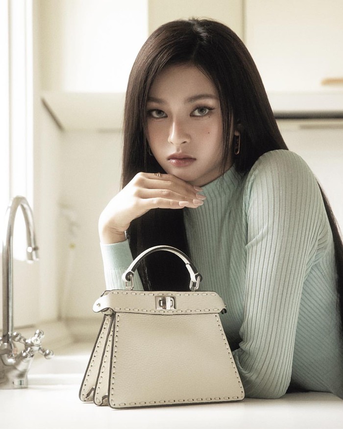 Sementara itu, BABYMONSTER juga melakukan pemotretan unit di mana mereka dibagi menjadi tiga kelompok. Pictorial dan interview lengkapnya bisa kamu cek di akun Instagram maupun website resmi NYLON JAPAN ya, Beauties! / Foto: instagram.com/nylonjapan