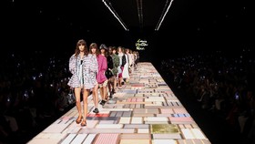 FOTO: Koleksi Louis Vuitton Teranyar di Paris Fashion Week