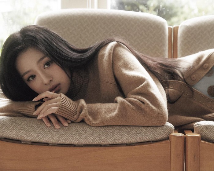 Tatapan lembut dan hangat personel BABYMONSTER bernama Ahyeon yang lahir pada 11 April 2007 saat berpose dalam foto ini membuat penggemar semakin jatuh hati. / Foto: instagram.com/nylonjapan