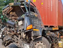 Truk Muatan Benang Tabrak Truk di Tol Cipularang, 1 Orang Tewas