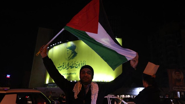 Puluhan warga di berbagai negara Arab bersuka cita usai Iran meluncurkan ratusan rudal ke Israel pada Rabu (2/10) dini hari.