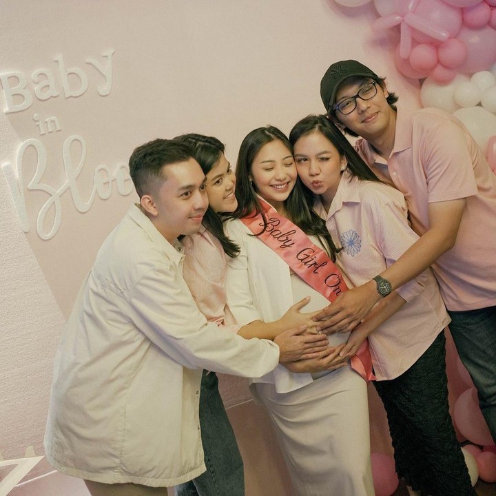 <p>Dekorasi acara <em>baby shower</em> kehamilan kedua Nona ini banyak didominasi warna pink dan putih. Semua tamu yang hadir juga kompak mengenakan pakaian bernuansa warna tersebut, Bunda. (Foto: Instagram @nonawilly16)</p>