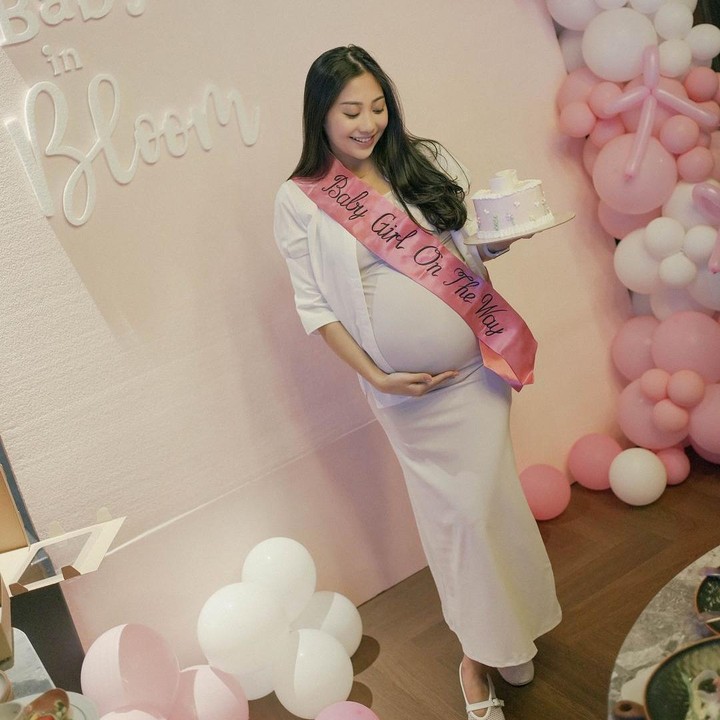<p>Nona menggelar <em>baby shower</em> sederhana yang dihadiri kerabat dan sahabat dekatnya. Dalam acara <em>baby shower</em> ini, Nona memamerkan <em>baby bump</em> kehamilannya yang dibalut cantik dengan pakaian bernuansa warna putih. (Foto: Instagram @nonawilly16)</p>