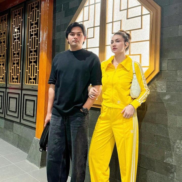 <p>Pasangan ini juga sering tampil kompak dengan busana <em>trendy</em> yang satu ini<em>. </em>Mereka yang tampil kontras dengan <em>outfit</em> warna hitam dan kuning. (Foto: Instagram @alessia89cestaro)</p>