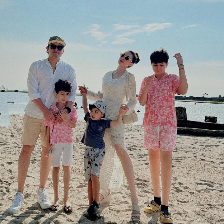 <p>Dari pernikahan mereka, Alessia dan Ahmad dikaruniai tiga anak. Mereka adalah Gio Diezel Affandy, Xaquil Aflah Affandy, dan Rex Axelo Affandy. Ketiga anak mereka juga punya gaya yang tak kalah modis. Seperti Ayah dan Bundanya, mereka tampil memakai <em>summer outfit</em> untuk liburan ke pantai. (Foto: Instagram @alessia89cestaro)</p>