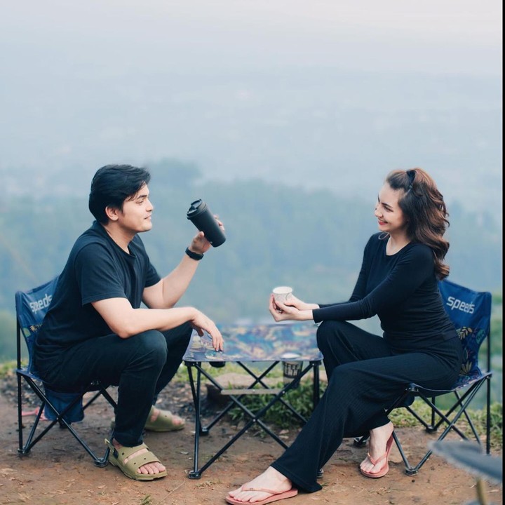 <p>Potret mereka ketika sedang menikmati kopi di puncak gunung tak kalah romantis, Bunda. Kali ini, keduanya mengenakan busana kasual serba hitam. (Foto: Instagram @alessia89cestaro)</p>