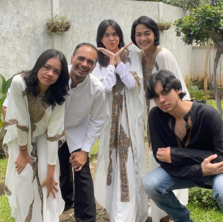 <p>Menurutnya, masalah rumah tangga yang kerap dialami mereka masih dalam tahap wajar. Ini seperti perbedaan pendapat atau tentang anak. "Iya kita selesaikan sendiri kalau ada masalah, dan<em> Alhamdulillah</em> kalau kita pribadi masalahnya standar. Masalah anak, berbeda pendapat, wajar lah seperti itu. Jadi, <em>Alhamdulillah</em> memang enggak ada apa-apa," tutur Bunda tiga anak. (Foto: Instagram@ananda_faturrahman)</p>