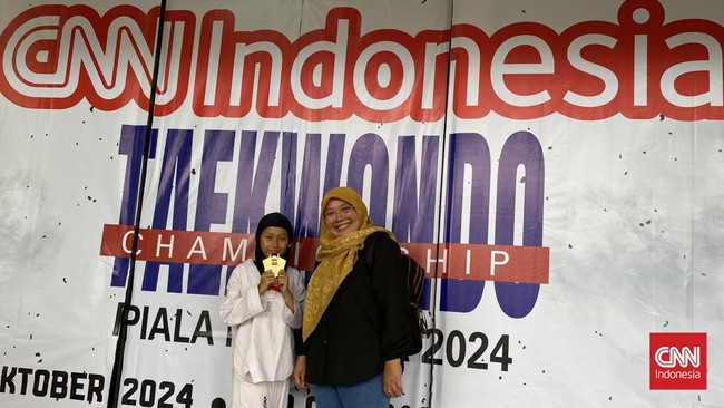 Azkiara merasa bahagia bisa meraih medali emas pertama selama menggeluti taekwondo dari kejuaraan CNN Indonesia Taekwondo Championship Piala Menpora 2024.