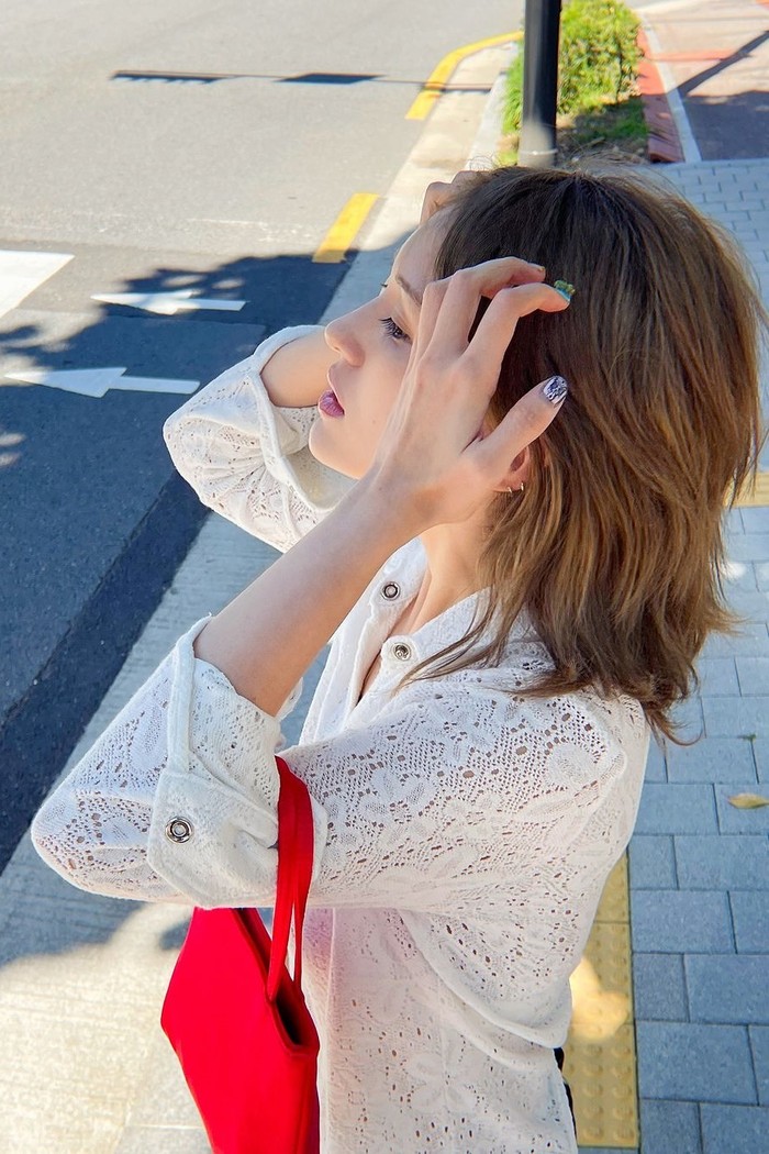 Dengan rambut pendek berwarna cokelat, Somi terlihat lebih segar dan dewasa./Foto: Instagram/somsomi0309