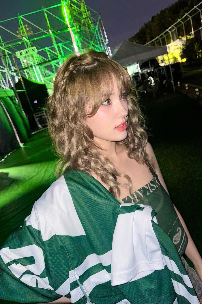 Gaya rambut keriting berwarna cokelat membuat penampilan Somi tampak lebih manis dan feminin./Foto: Instagram/somsomi0309