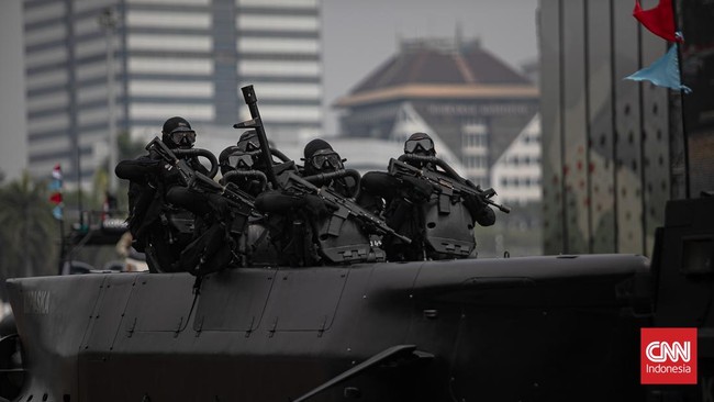 TNI AD membuka peluang bagi anak-anak korban ledakan amunisi di Garut untuk bergabung sebagai prajurit. TNI juga membantu pemakaman korban.