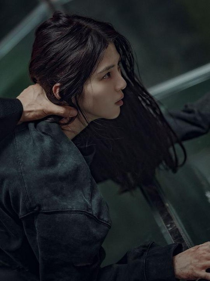 Kembali berperan sebagai perempuan tangguh bernama Yoon Chae Ok, pesona Han So Hee tetap terlihat menawan meskipun banyak memerankan adegan aksi dan menegangkan./ Foto: instagram.com/netflixkcontent