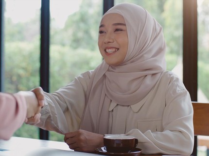 Arti Assalamualaikum Warahmatullahi Wabarakatuh Beserta Tulisan yang Benar dalam Arab & Latin