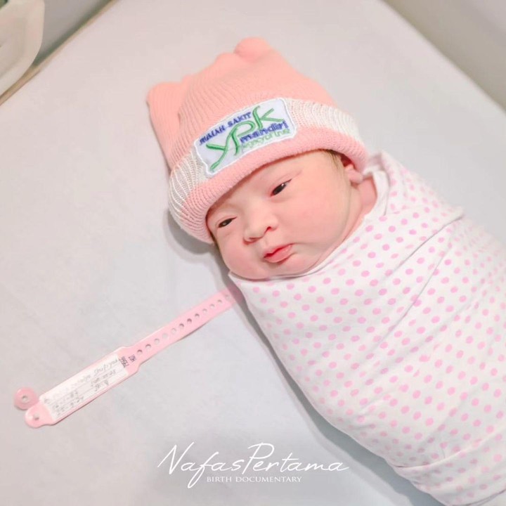 <p>Eza Yayang dan sang istri mengunggah momen persalinan anak keduanya ini di media sosial. Dalam salah satu unggahan, Eza dan Ketty Katalya menunjukkan wajah putri mereka yang baru lahir. (Foto: Nafas Pertama via Instagram @kettykatalya/@ezayayang)</p>