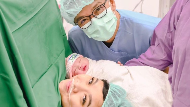 Istri Eza Yayang melahirkan