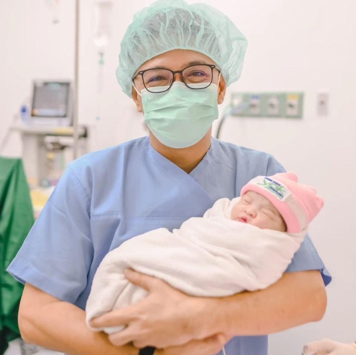 <p>Eza dan Ketty Katalya juga mengumumkan nama putri kecilnya ini, Bunda. Nama sang putri adalah Alleiqa Qaelula Zakey. Nama Alleiqa memiliki arti anak yang lembut, mulia, dan agung, sementara Qaelula berarti kesayangan. Nah, nama belakang Zekey merupakan gabungan dari Eza dan Ketty, yang berasal dari kata Zakiyah dan memiliki arti bertumbuh dengan baik. (Foto: Nafas Pertama via Instagram @kettykatalya/@ezayayang)</p>