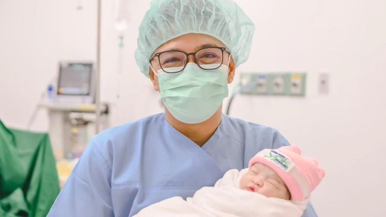 Istri Eza Yayang melahirkan Istri Eza Yayang melahirkan