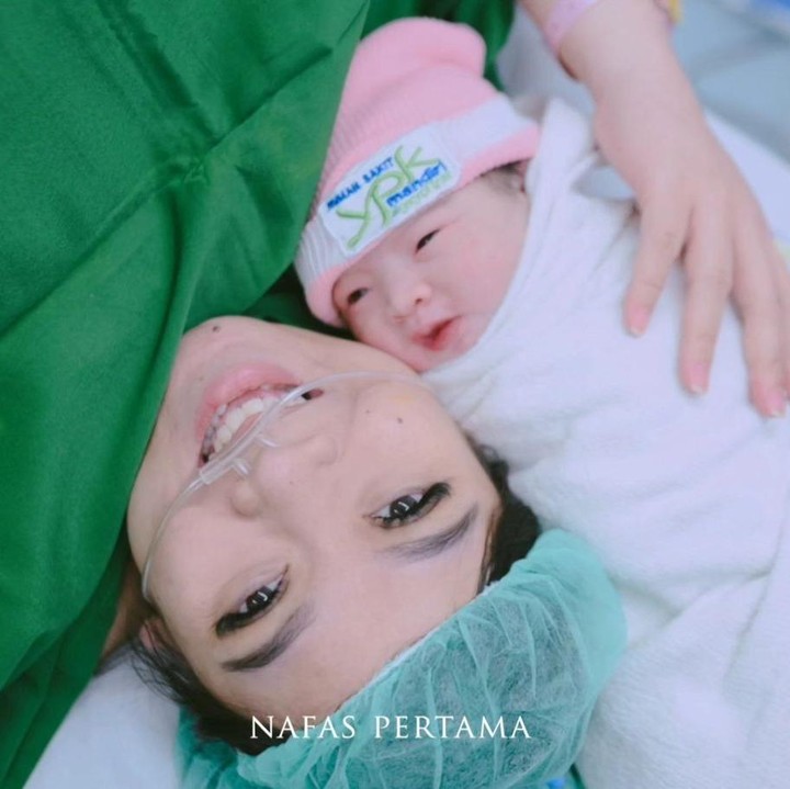 <p>Ketty Katalya melahirkan anak kedua di usia 38 tahun. Sebelum melahirkan, Ketty menjalani kehamilan yang tak mudah. Ia harus mendapatkan suntikan setiap hari karena mengalami pengentalan darah, Bunda. (Foto: Nafas Pertama via Instagram @kettykatalya/@ezayayang)</p>