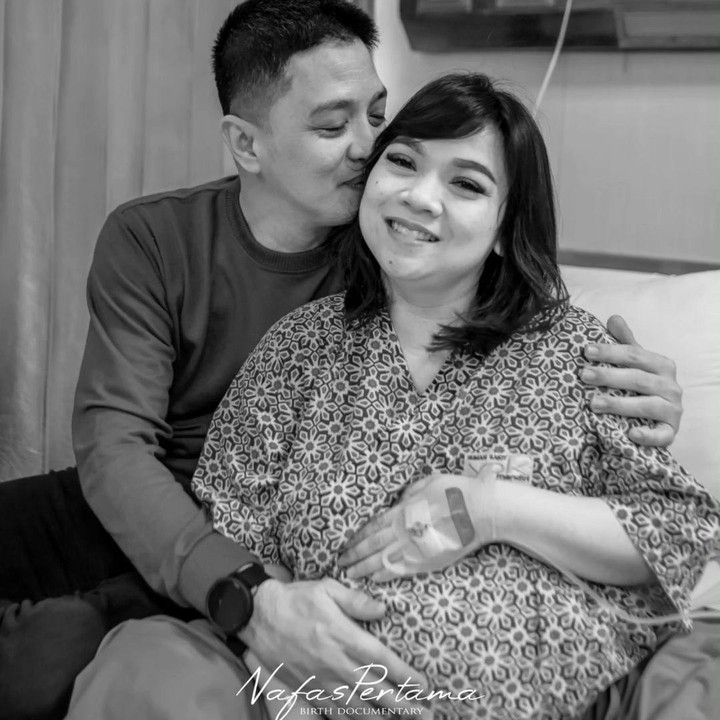 <p>Kabar bahagia datang dari keluarga aktor Eza Yayang. Sang istri Ketty Katalya baru saja melahirkan anak kedua pada Rabu (25/9/24), di Rumah Sakit YPK Mandiri, Jakarta Pusat. (Foto: Nafas Pertama via Instagram @kettykatalya/@ezayayang)</p>
