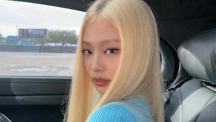 Jennie BLACKPINK tampil dengan rambut pirang di Paris Fashion Week 2024 Jennie BLACKPINK tampil dengan rambut pirang di Paris Fashion Week 2024