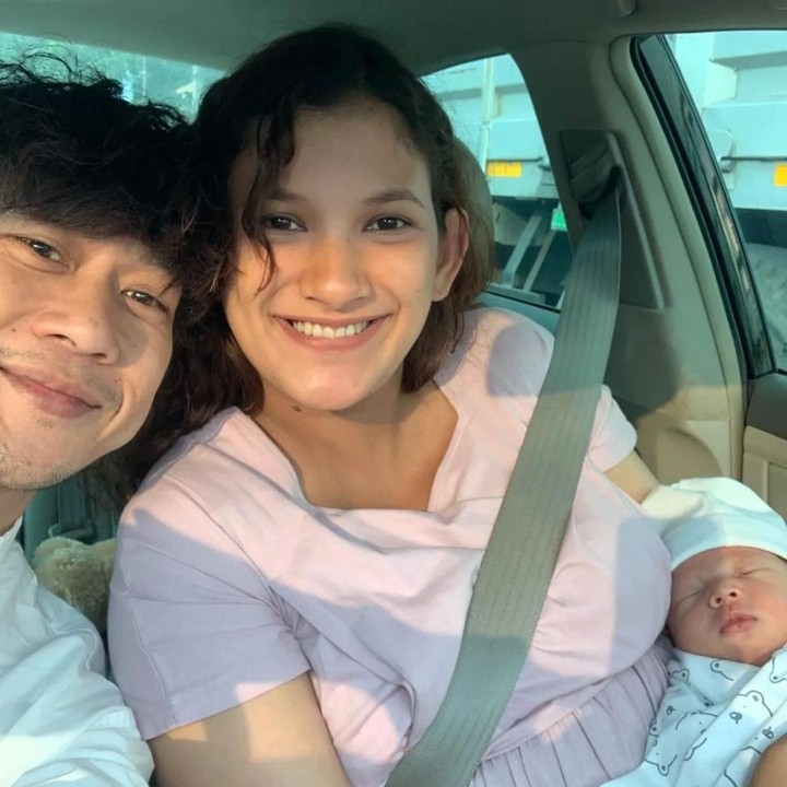 <p>Qibil The Changcuters menikah dengan Qurrotu Ayun pada 6 Mei 2023 di Bandung, Jawa Barat. Pasangan ini dikarunia anak pertama pada 31 Mei 2024. (Foto: Instagram @qurrrotuayun)<br /><br /><br /></p>