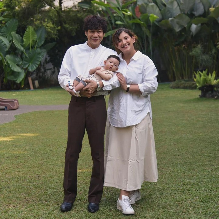 <p>Terbaru, ia kembali membagikan potret keluarga dengan penampilan lebih fresh serta mengenakan<em> dress code</em> putih. "Akhirnya punya foto bertiga yang akunya tidak berdaster," tulisnya di caption, dikutip dari akun @qurrrotuayun.(Foto: Instagram @qurrrotuayun)<br /> <br /><br /></p>