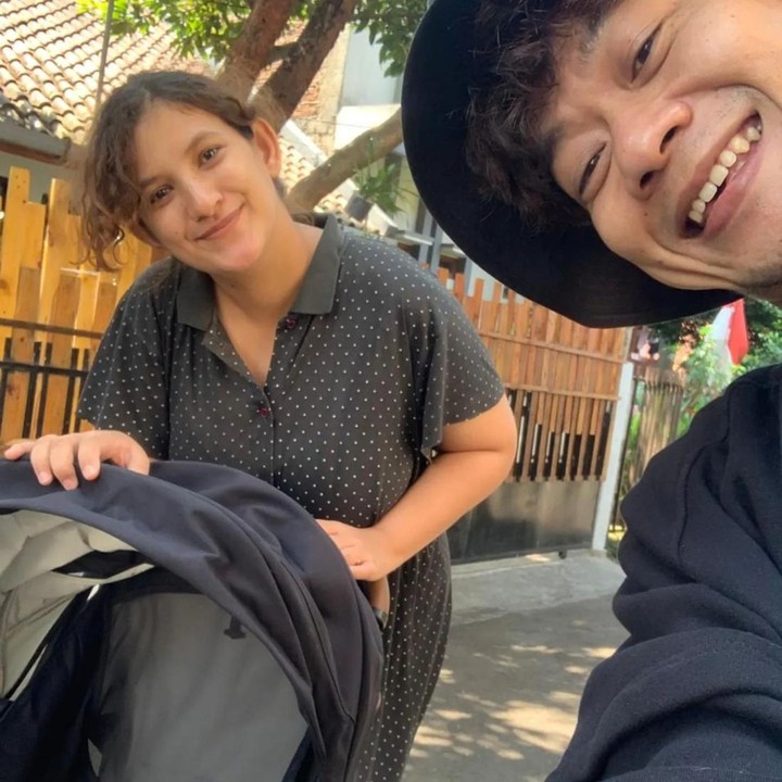 <p>Lewat akun Instagram, Qurrotu Ayun yang akrab disapa Ota itu kerap membagikan potret kesehariannya yang tampil sederhana bersama suami dan sang putra, Kanna Malaka Iqbal.(Foto: Instagram @qurrrotuayun)<br /><br /><br /></p>