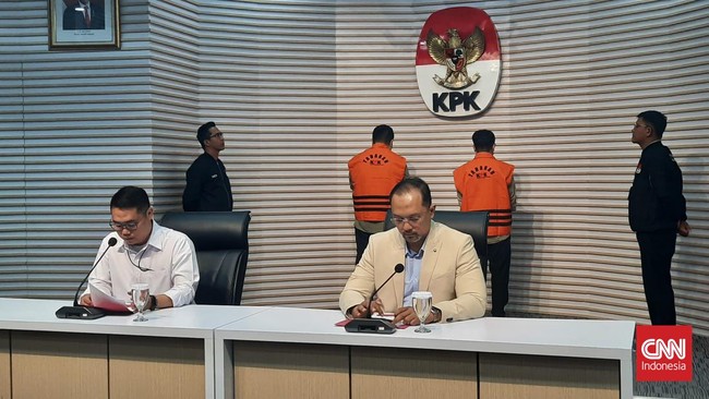 KPK menahan dua orang tersangka dalam kasus dugaan korupsi pengadaan APD di Kemenkes dengan sumber dana dari Dana Siap Pakai (DSP) BNPB tahun 2020.