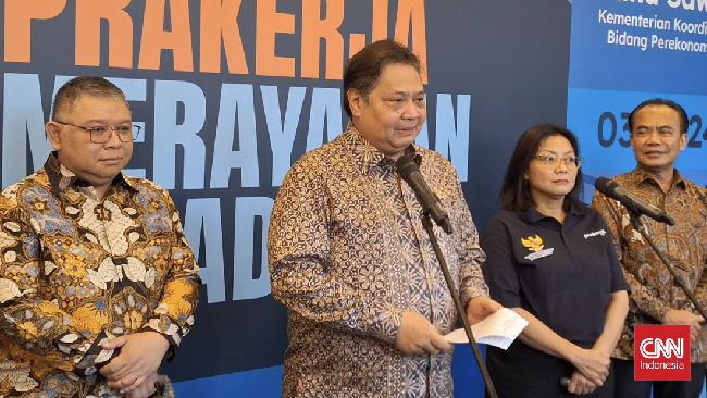 Menko Perekonomian Airlangga Hartarto menyebut nasib program Kartu Prakerja era pemerintahan Prabowo Subianto.